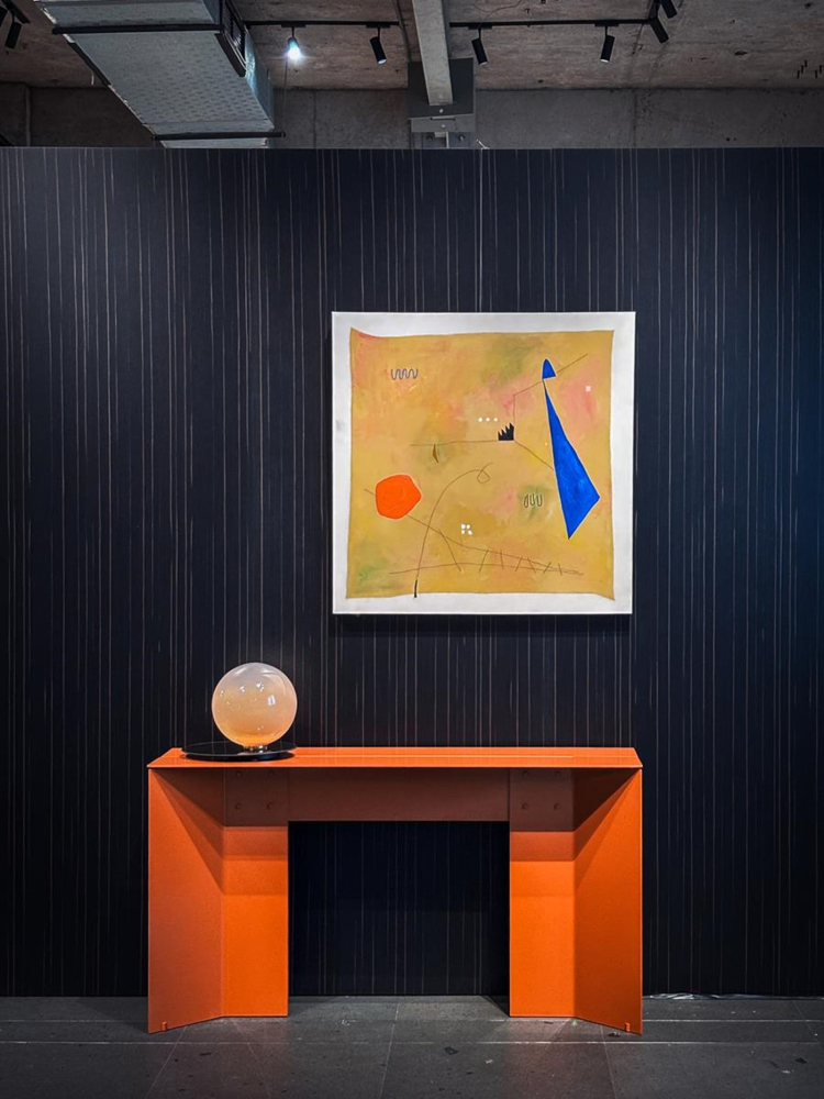 Stěny obložen&eacute; panely Layer v technick&eacute;m proveden&iacute; ebano zdůrazňuj&iacute; konzolov&yacute; stolek Origata od Na Tamury, lakovan&yacute; v terakotov&eacute;m odst&iacute;nu Siena orange