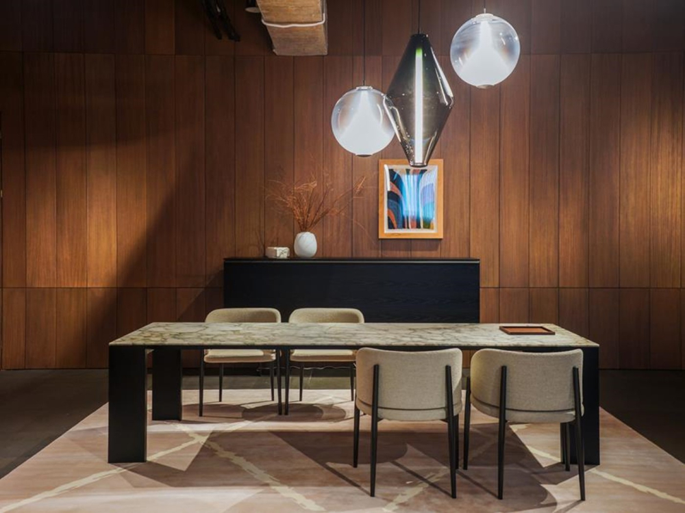 V j&iacute;deln&iacute; č&aacute;sti nechyb&iacute; stůl Metallico s lehkou hlin&iacute;kovou podnož&iacute; a deskou z mramoru Calacatta Green.