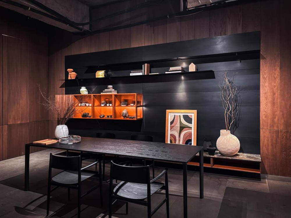 Showroom pokračuje meetingovou m&iacute;stnost&iacute; s stolem Pascal od Piera Lissoniho, doplněn&yacute;m židlemi Neve, kter&eacute; reinterpretuj&iacute; klasick&yacute; tvar dřevěn&eacute; židle v modern&iacute;m duchu.