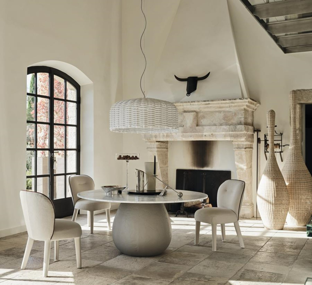 Loll roz&scaron;iřuje svůj koncept mezi stolov&aacute;n&iacute;m