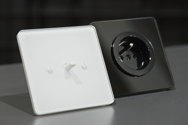 Vypínač a zásuvka NEXA QUADRO skleněné rámečky