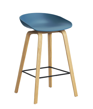 Barov&aacute; stolička AAS 32 z&nbsp;kolekce AAS, design Hee Welling, recyklovan&yacute; plast, ocel, dubov&aacute; d&yacute;ha, cena od 7&nbsp;734 Kč