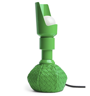 Společnost Bottega Veneta vytvořila ve spolupr&aacute;ci s&nbsp;italsk&yacute;m v&yacute;robcem osvětlen&iacute; speci&aacute;ln&iacute; edici lampy Model 600 (Flos), kterou Gino Sarfatti navrhl v&nbsp;roce 1966, tedy ve stejn&eacute;m roce, kdy byla Bottega Veneta založena