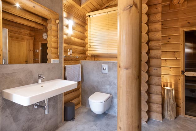 Kouzlo kontrastu: betonov&aacute; stěrka v dřevěn&eacute;m srubu