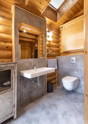 Kouzlo kontrastu: betonov&aacute; stěrka v dřevěn&eacute;m srubu