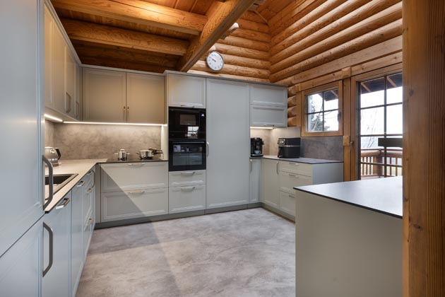 Kouzlo kontrastu: betonov&aacute; stěrka v dřevěn&eacute;m srubu