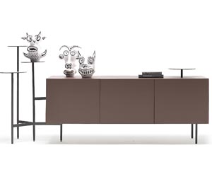 Komoda Ikebana, design Uto Balmoral, sklo, MDF, lakovan&yacute; kov a&nbsp;dřevo, rozměry&nbsp;180 &times; 50 &times; 50 cm, cena 111 117&nbsp;Kč