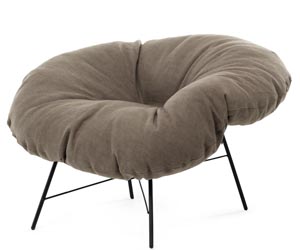 Křeslo Closer, design Dainelli Studio, r&aacute;m z&nbsp;černě lakovan&eacute; oceli, sn&iacute;mateln&yacute; potah, v&yacute;&scaron;ka 70 cm, průměr 100 cm, cena 66 114&nbsp;Kč