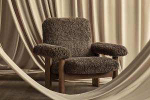 Křeslo Brasilia, design Anderssen &amp; Voll, konstrukce lakovaný dub, čalounění varianta Sheepskin, rozměry  82 × 96 × 84 cm, cena 100 263 Kč