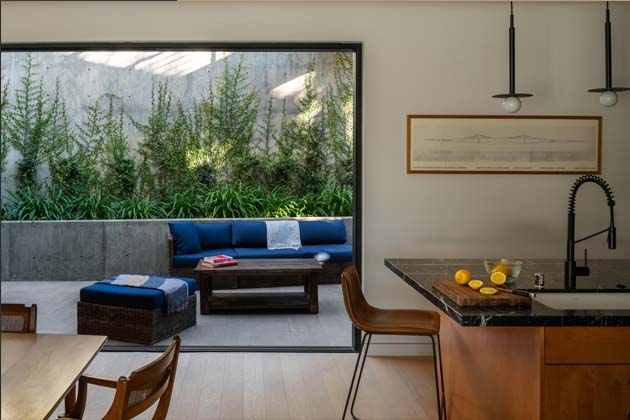 Slot House: Vertik&aacute;ln&iacute; bydlen&iacute; v kopc&iacute;ch Silver Lake