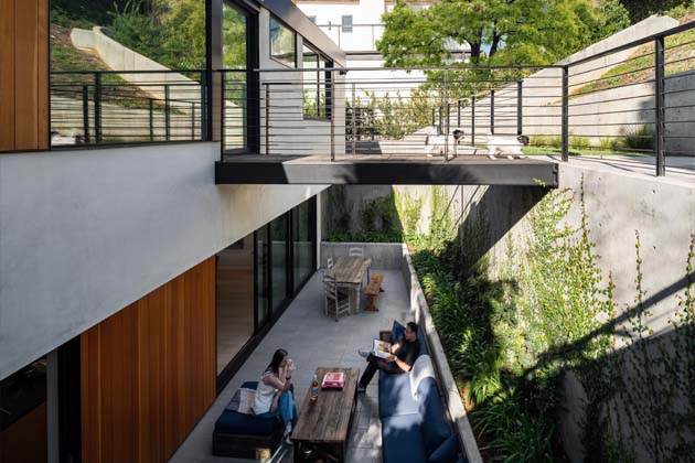 Slot House: Vertik&aacute;ln&iacute; bydlen&iacute; v kopc&iacute;ch Silver Lake