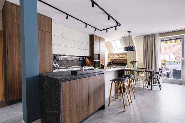 Velký prostor vyčleněný pro novou kuchyň umožnil, aby si majitelé mohli dopřát i samostatnou minikuchyň, kterou důvěrně označují jako vinný koutek. Návrh a realizaci celého interiéru svěřili pražskému kuchyňskému studiu ARREDO3. 