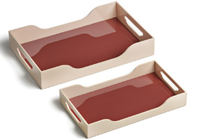 Swell, podnos z&nbsp;lakovan&eacute; MDF desky, dostupn&yacute; ve dvou velikostech a&nbsp;různ&yacute;ch barevn&yacute;ch variant&aacute;ch, rozměry 42 &times; 27 cm,  cena 1&nbsp;475&nbsp;Kč