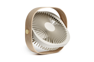 Fantastic, stolní ventilátor v rámu z bukového dřeva, otočný o 360°, cena 1 950 Kč 