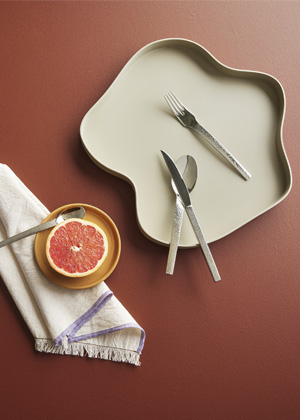 Pond, kovov&yacute; podnos nepravideln&eacute;ho tvaru, rozměry  37 &times; 37 cm, cena 2&nbsp;211&nbsp;Kč 