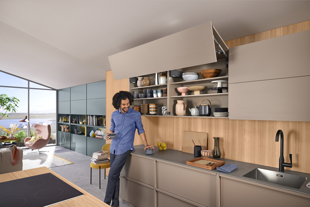 Horn&iacute;m dv&iacute;řkům se snadno ovladateln&yacute;mi v&yacute;klopn&yacute;mi syst&eacute;my Blum AVENTOS se při jejich otevřen&iacute; nemus&iacute;te složitě vyh&yacute;bat ani  se b&aacute;t, že se o&nbsp;ně uhod&iacute;te.