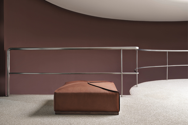 Puf Helix, design Front, masivní dřevo, kůže s ozdobným prošíváním, cena na dotaz