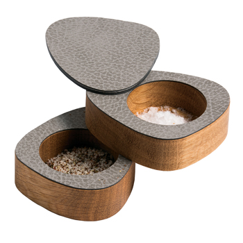 Salt &amp;&nbsp;Pepper z&nbsp;kolekce Curve, lze použ&iacute;t i&nbsp;např. na kancel&aacute;řsk&eacute; sponky, dubov&eacute; dřevo, kůže, cena na dotaz
