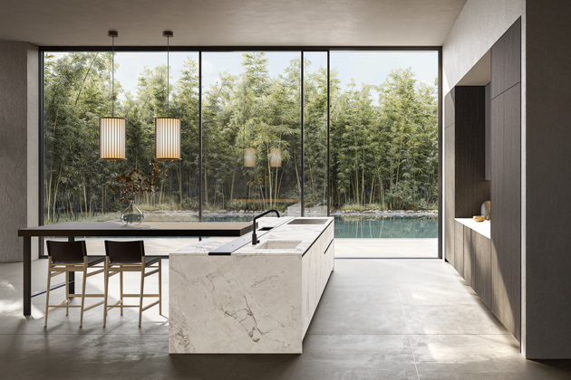 Designov&aacute; kuchyň na m&iacute;ru Xila, design Luigi Massoni, nadčasov&yacute; vzhled, bez&uacute;chytkov&yacute; syst&eacute;m, v&iacute;ce materi&aacute;lů, nově i&nbsp;MDI kompozit z extr&eacute;mně čist&yacute;ch recyklovan&yacute;ch miner&aacute;lů, dřez b&iacute;l&yacute; kararsk&yacute; mramor, cena na dotaz