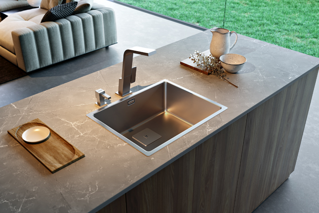 Nerezov&yacute; dřez FlexLinea RS15 50.40 Fortinox, speci&aacute;ln&iacute; povrchov&aacute; &uacute;prava Fortinox &ndash; tuž&scaron;&iacute;, homogenněj&scaron;&iacute; a&nbsp;odolněj&scaron;&iacute; povrch, dekorativn&iacute; kryt odtoku, technologie SilentSmart pro m&eacute;ně hluku z&nbsp;kapaj&iacute;c&iacute; vody, cena 10&nbsp;990&nbsp;Kč, baterie ICC915 CR (Teka), leskl&yacute; chrom, vysok&eacute; rameno, perl&aacute;tor s&nbsp;&uacute;pravou proti usazov&aacute;n&iacute; vodn&iacute;ho kamene,  cena 6&nbsp;990&nbsp;Kč 