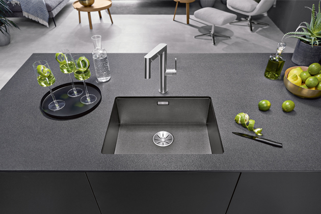 Dřez Zerox 500 U&nbsp;InFino, nerez Dark Steel, sametov&yacute; vzhled, pravo&uacute;hl&aacute; geometrie dřezu, extr&eacute;mně odoln&yacute; proti po&scaron;kr&aacute;b&aacute;n&iacute;, kryt&yacute; přepad, elegantně integrovan&yacute; odtokov&yacute; syst&eacute;m jednoduch&yacute; na &uacute;držbu, bohat&eacute; př&iacute;slu&scaron;enstv&iacute;, cena 21 190&nbsp;Kč