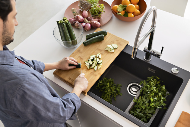 Dřez Maris MGR 610-54,  materi&aacute;l Fragranit, matn&aacute; čern&aacute;, cena 5&nbsp;953&nbsp;Kč &rarr;&nbsp;www.koupelny-ptacek.cz,  Baterie Active Semi Pro FN 3407.031 (Franke), chrom, koncovka na pružině, regulace sprcha/ /proud, technologie pro &uacute;sporu vody, eco kartu&scaron;e, cena 12&nbsp;463&nbsp;Kč