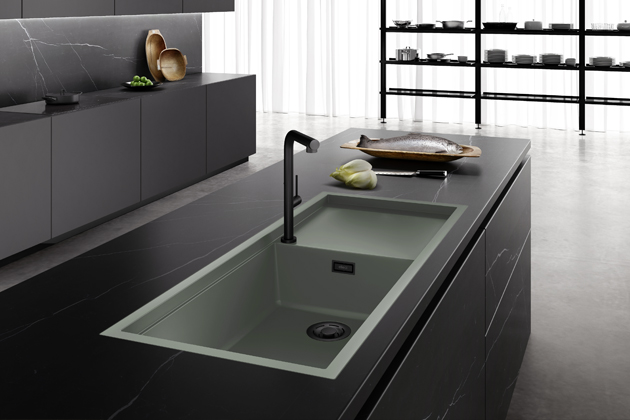 Dřez Sintesi 480 K82, keramick&yacute; materi&aacute;l Keratek, barva Sage Green, speci&aacute;ln&iacute; tvar umožňuje použit&iacute; různ&yacute;ch doplňků &ndash; vanička, prk&eacute;nko a&nbsp;dal&scaron;&iacute;, zv&yacute;&scaron;en&aacute; hrana pro udržen&iacute; vody při myt&iacute; uvnitř dřezu, cena 13&nbsp;990&nbsp;Kč