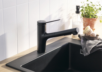 P&aacute;kov&aacute; kuchyňsk&aacute; baterie Zesis M33, design Phoenix Design, materi&aacute;l mosaz, matn&aacute; čern&aacute;, v&iacute;ce povrchov&yacute;ch &uacute;prav, kovov&aacute; vytahovac&iacute; spr&scaron;ka s&nbsp;lamin&aacute;rn&iacute;m  a&nbsp;sprchov&yacute;m proudem, orientačn&iacute; cena 7&nbsp;000&nbsp;Kč 