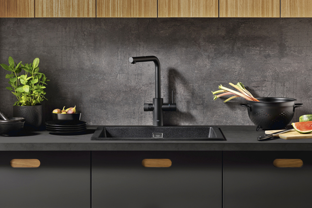 Dřezov&aacute; baterie Blue Pure Minta, barva Phantom Black, kombinace v&iacute;ce filtrů, otočn&eacute; rameno, vytahovac&iacute; perl&aacute;tor, cena 11&nbsp;190&nbsp;Kč