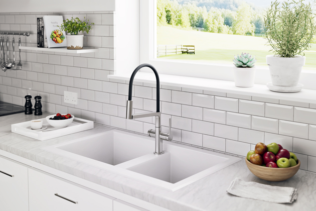 P&aacute;kov&aacute; kuchyňsk&aacute; baterie Talis Select M54 PowderSpray Semi-Pro, design Phoenix Design, materi&aacute;l mosaz, v&iacute;ce povrchov&yacute;ch &uacute;prav, proud vody lamin&aacute;rn&iacute;, sprchov&yacute; a&nbsp;nov&yacute; unik&aacute;tn&iacute; PowderSpray (5 l/min.), magnetick&yacute; sprchov&yacute; drž&aacute;k MagFit, orientačn&iacute; cena 15&nbsp;000&nbsp;Kč 