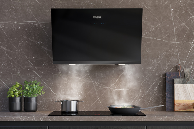 Odsavače par Siemens iQ700 z&nbsp;exkluzivn&iacute; řady studioLine pracuj&iacute; s&nbsp;hlučnost&iacute; pouh&yacute;ch 59 dB (A), z&aacute;roveň ale nab&iacute;zej&iacute; neuvěřiteln&yacute; maxim&aacute;ln&iacute; v&yacute;kon až 964 m3/h. S&nbsp;filtrem cleanAir Plus nav&iacute;c odsavač zachyt&iacute; i&nbsp;pyl, zneutralizuje alergeny  ve vzduchu a&nbsp;speci&aacute;ln&iacute; impregnace ned&aacute; &scaron;anci ani nepř&iacute;jemn&eacute;mu aromatu při př&iacute;pravě ryb