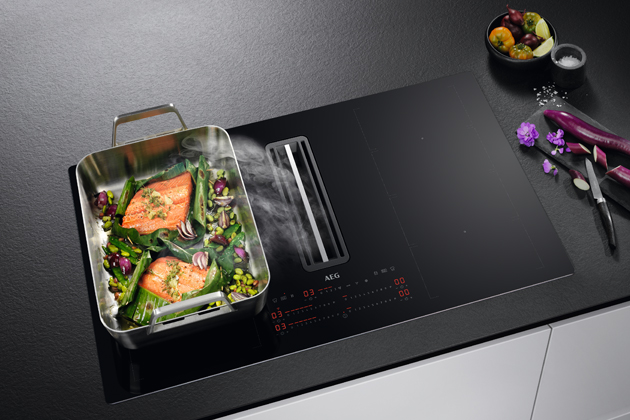 Indukčn&iacute; varn&aacute; deska FlexiBridge s&nbsp;integrovan&yacute;m odsavačem, energetick&aacute; tř&iacute;da A+, &scaron;&iacute;řka 83 cm, filtr 2v1 &ndash; uhl&iacute;kov&yacute; a tukov&yacute; filtr, v&yacute;kon 250&ndash;465 m3/h, hlučnost 54&ndash;70 dB,  dotykov&eacute; ovl&aacute;d&aacute;n&iacute; DirectTouch, cena 45&nbsp;499 Kč