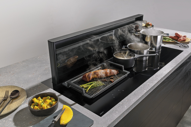 Indukčn&iacute; deska Panorama Pro 42120 s&nbsp;vestavěn&yacute;m odsavačem par, v&yacute;suvn&yacute;, v&yacute;&scaron;kově nastaviteln&yacute;, &scaron;&iacute;řka 120 cm, cena 144 990 Kč  &rarr; www.sedlakinterier.cz