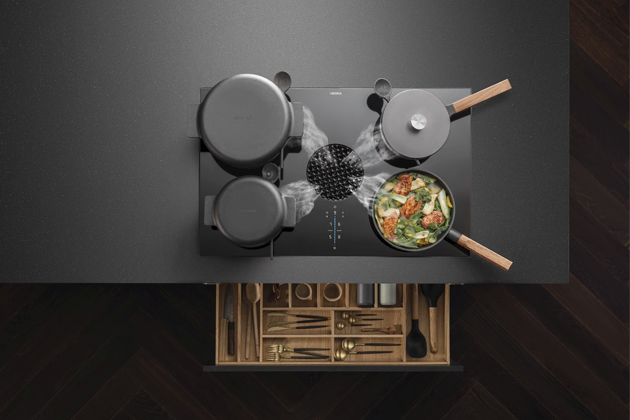 Varn&yacute; syst&eacute;m X Pure s&nbsp;integrovan&yacute;m odsavačem par, energetick&aacute; tř&iacute;da A+, varn&eacute; z&oacute;ny s&nbsp;indukc&iacute;, minim&aacute;ln&iacute; hlučnost, vana pro zachycen&iacute; tuků, cena na dotaz