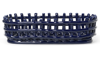 Ceramic Basket, ko&scaron;&iacute;ček z&nbsp;glazovan&eacute; keramiky, rozměry 8,5 &times; 15 &times; 30&thinsp;cm,&nbsp;cena 1&nbsp;690&thinsp;Kč 