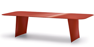 Stůl Frank, design Robin Rizzini,&nbsp;konstrukce se skl&aacute;d&aacute; ze dvou m&iacute;rně zakřiven&yacute;ch podstavců z&nbsp;tlakově lit&eacute;ho hlin&iacute;ku s&nbsp;proměnlivou tlou&scaron;ťkou, cena na dotaz 