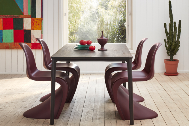 Ikonická židle Pantone Chair, design Verner Panton, probarvený polypropylen, 100% recyklovatelná, barva bordó, cena 9 408 Kč 