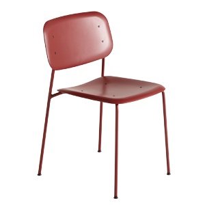 Židle Soft Edge 40 ze stejnojmenn&eacute; kolekce (HAY), inovativně tvarovan&aacute; překližka, kovov&eacute; podnož&iacute;, čalouněn&iacute; v&nbsp;l&aacute;tce nebo kůži, cena&nbsp;od 7&nbsp;996 Kč 