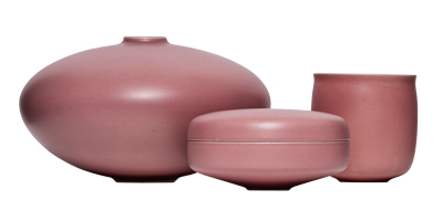 D&oacute;zy a&nbsp;v&aacute;za z&nbsp;kolekce Alev vytvořila Alev Eb&uuml;zziya Siesbye, kamenina s&nbsp;matnou glazurou, cena od 1&nbsp;558 Kč