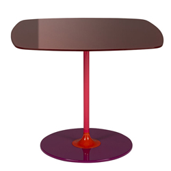 Stolek z&nbsp;kolekce Thierry, design Piero Lissoni, lakovan&aacute; ocel, tvrzen&eacute; sklo, 50 &times; 50 cm, v&yacute;&scaron;ka 40 cm, cena od 13&nbsp;813 Kč 