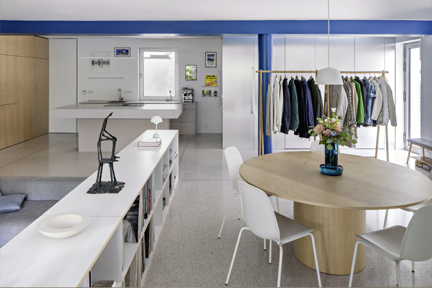 N&aacute;bytkov&aacute; stěna z&nbsp;jasanov&eacute;ho dřeva odděluje hlavn&iacute; obytn&yacute; prostor od klidov&eacute; z&oacute;ny bytu s&nbsp;ložnicemi. D&iacute;ky v&yacute;chodn&iacute; orientaci se prostor koupe v&nbsp;z&aacute;plavě rann&iacute;ho slunka. Stěny v&nbsp;ob&yacute;vac&iacute; č&aacute;sti patř&iacute; d&iacute;lům slovensk&yacute;ch umělců, jako je Laco Teren, Katar&iacute;na Janečkov&aacute; a&nbsp;Jozef Jankovič. 