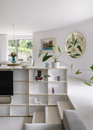 Z&aacute;kladn&iacute; materi&aacute;lovou strukturu realizace tvoř&iacute; dřevěn&aacute; d&yacute;ha, lit&eacute; teraco a&nbsp;kovolamin&aacute;t. Vět&scaron;inu n&aacute;bytku vyrobili na m&iacute;ru bratislav&scaron;t&iacute; truhl&aacute;ři z&nbsp;P&amp;P. Osvětlen&iacute; prostoru zaji&scaron;ťuj&iacute; sv&iacute;tidla Rice (HAY ) nad pohovkou, Ambit (Muuto ) nad j&iacute;deln&iacute;m stolem a&nbsp;Slim Too (Vertigo Bird) nad kuchyňsk&yacute;m ostrovem. 