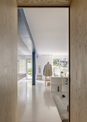 N&aacute;bytkov&aacute; stěna z&nbsp;jasanov&eacute;ho dřeva odděluje hlavn&iacute; obytn&yacute; prostor od klidov&eacute; z&oacute;ny bytu s&nbsp;ložnicemi. D&iacute;ky v&yacute;chodn&iacute; orientaci se prostor koupe v&nbsp;z&aacute;plavě rann&iacute;ho slunka. Stěny v&nbsp;ob&yacute;vac&iacute; č&aacute;sti patř&iacute; d&iacute;lům slovensk&yacute;ch umělců, jako je Laco Teren, Katar&iacute;na Janečkov&aacute; a&nbsp;Jozef Jankovič. 