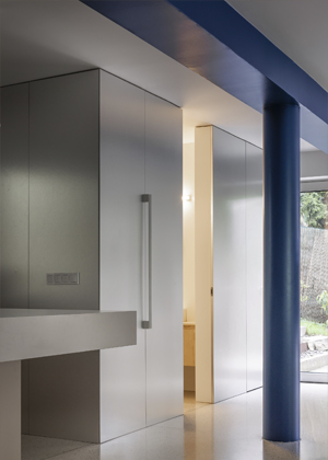 N&aacute;bytkov&aacute; stěna z&nbsp;jasanov&eacute;ho dřeva odděluje hlavn&iacute; obytn&yacute; prostor od klidov&eacute; z&oacute;ny bytu s&nbsp;ložnicemi. D&iacute;ky v&yacute;chodn&iacute; orientaci se prostor koupe v&nbsp;z&aacute;plavě rann&iacute;ho slunka. Stěny v&nbsp;ob&yacute;vac&iacute; č&aacute;sti patř&iacute; d&iacute;lům slovensk&yacute;ch umělců, jako je Laco Teren, Katar&iacute;na Janečkov&aacute; a&nbsp;Jozef Jankovič. 