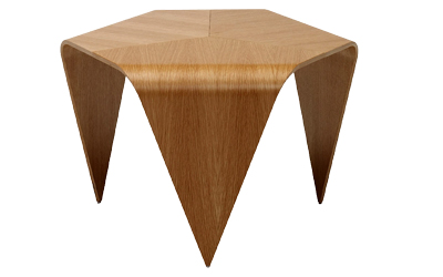 Stolek Trienna, design Ilmari  Tapiovaara, lisovan&aacute; březov&aacute; překližka,  rozměry 39 &times; 70 &times; 62 cm, cena 31 900&nbsp;Kč 