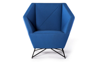 Křeslo 3angle,  design Grupa, konstrukce z lakovaného kovu, cena 63 283 Kč → www.lino.cz