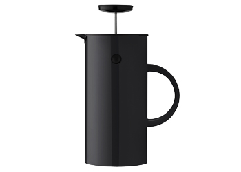 EM 77, design Erik Magnussen, minimalistick&yacute; french press k&aacute;vovar, nerezavěj&iacute;c&iacute; ocel a&nbsp;plast, objem 1 l, cena 2&nbsp;474&nbsp;Kč 