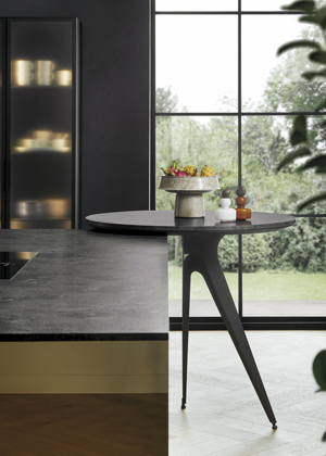 Př&iacute;davn&yacute; stolek k&nbsp;ostrůvku, kulat&eacute; proveden&iacute;, možnost volby mezi kovov&yacute;mi nohami z&nbsp;pr&aacute;&scaron;kově lakovan&eacute; oceli v&nbsp;barvě čern&eacute;ho onyxu nebo v&nbsp;sametově matn&eacute; povrchov&eacute; &uacute;pravě&nbsp;