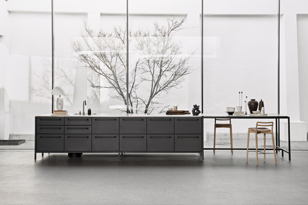 V1, ostrovn&iacute; varianta ikonick&eacute; modul&aacute;rn&iacute; kuchyně z&nbsp;pr&aacute;&scaron;kovan&eacute; oceli v&nbsp;matně čern&eacute;m proveden&iacute;