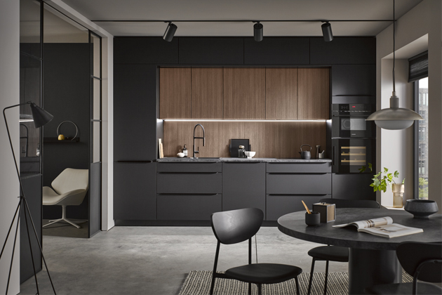 Groove Forest / Mossi, kombinaci kuchyn&iacute; se sametově čern&yacute;m povrchem a&nbsp;se vzhledem dr&aacute;žkovan&eacute;ho dřeva podtrhuje lamin&aacute;tov&aacute; deska Mramor Nero